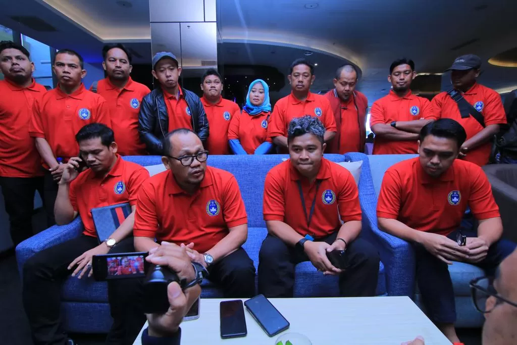 Ketua Askot PSSI Balikpapan Agusiun Alqadrie (kacamata depan) memberikan keterangan kepada wartawan selelas pelantikan di Hotel Platinum, Balikpapan, Sabtu (20/5) kemarin.
 (Foto : Fuad Muhammad / KP)