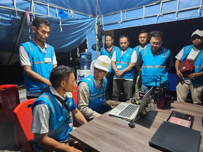 BERI SEMANGAT: Direktur Utama PT PLN (Persero) Darmawan Prasodjo secara spontan mendatangi langsung pos siaga kelistrikan di lokasi-lokasi penting agenda Konferensi Tingkat Tinggi (KTT) ASEAN ke-42 di Labuan Bajo.