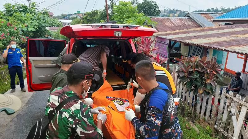 Petugas mengevakuasi jenazah AY dari rumahnya di Jalan Teratai, RT 67, Kelurahan Karang Rejo, Balikpapan Tengah, Jumat (26/5) Pagi. 
 (Foto : Erik Alfian/Prokal.co)