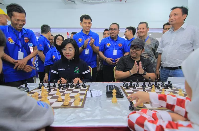 Kepala Disporapar Balikpapan Ratih Kusuma (jaket hitam duduk) bertanding melawan salah satu pecatur pada pembukaan Chess Tournament Inkorincorp 2nd di BOS Mall, Jum’at (2/6) siang.
 (Foto : Fuad Muhammad/KP)