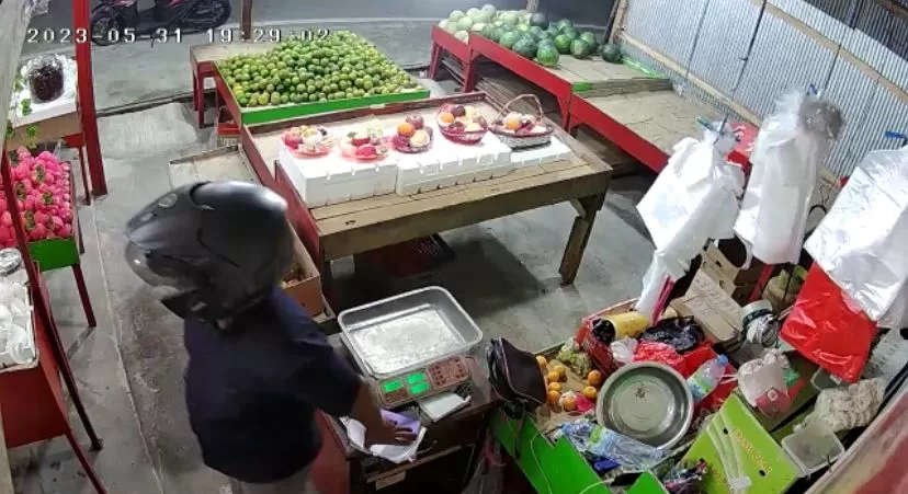 Tangkapan layar rekaman CCTV menunjukkan aksi pencurian hanphone yang terjadi di sebuah kios di kawasan Pasar Buton.
 
 (Foto : Istimewa)