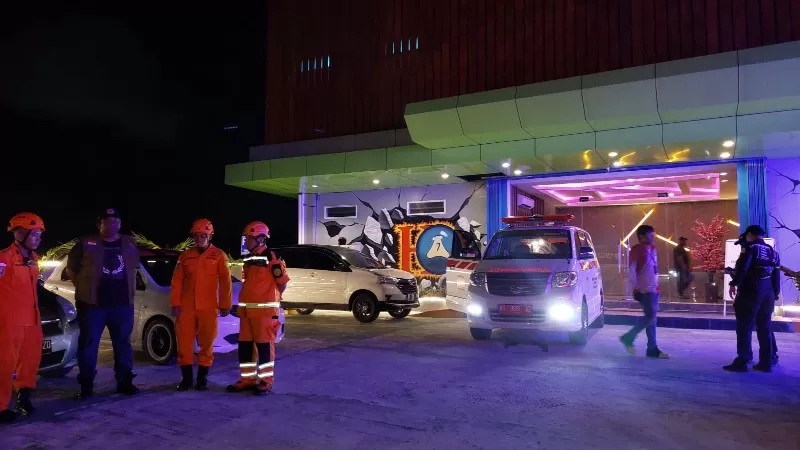 Personel Basarnas dan BPBD Balikpapan melakukan penyelamatan terhadap lima pengunjung Kedai Hoki yang sempat terjebak selama dua jam di dalam lift.
 (Foto : Dokumentasi Info Bencana Balikpapan)