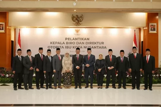 Pelantikan Enam Pejabat Tinggi Pratama dan Penandatanganan Pakta Integritas Staf Khusus Otorita IKN berlangsung di Gedung Krida Bhakti, Sekretariat Negara, Jakarta, pada Senin (5/6).  
 
 
 
 (Foto : Dokumentasi OIKN)