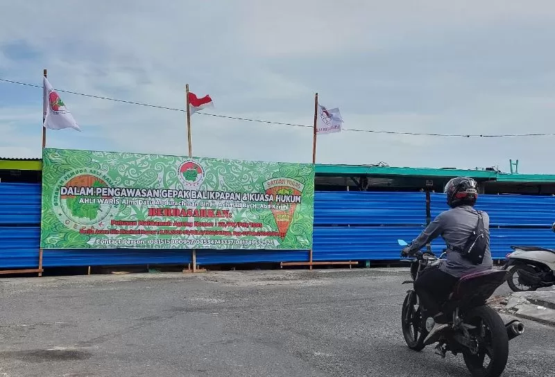 Pemkot Balikpapan berencana melakukan pembongkaran di lokasi lapak yang kini dipagar di Pasar Klandasan.
 (Foto : Erik Alfian/Prokal.Co)