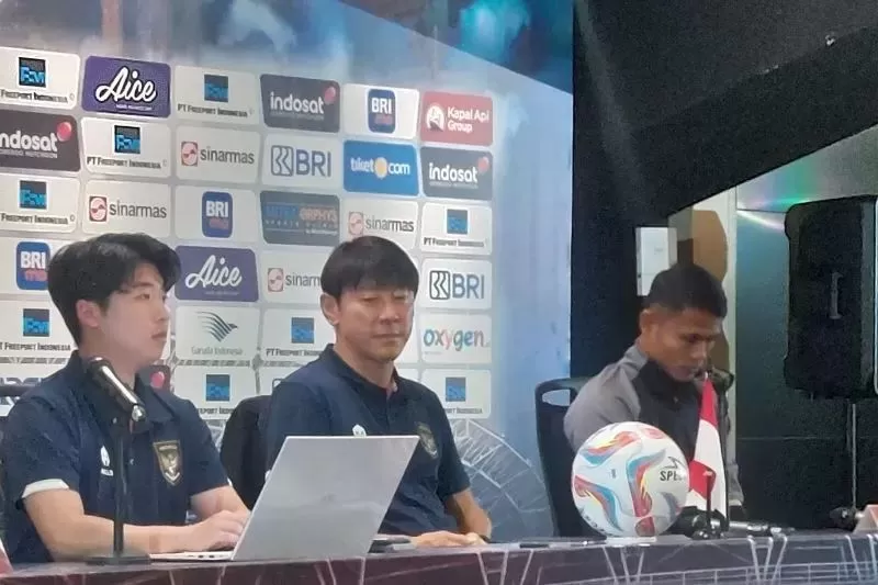 Pelatih Timnas Indonesia Shin Tae-yong (tengah) dalam konferensi pers jelang pertandingan Indonesia melawan Argentina di GBK, Minggu (18/6). Laga digelar pada Senin (19/6). (ANTARA/FAJAR SATRIYO)