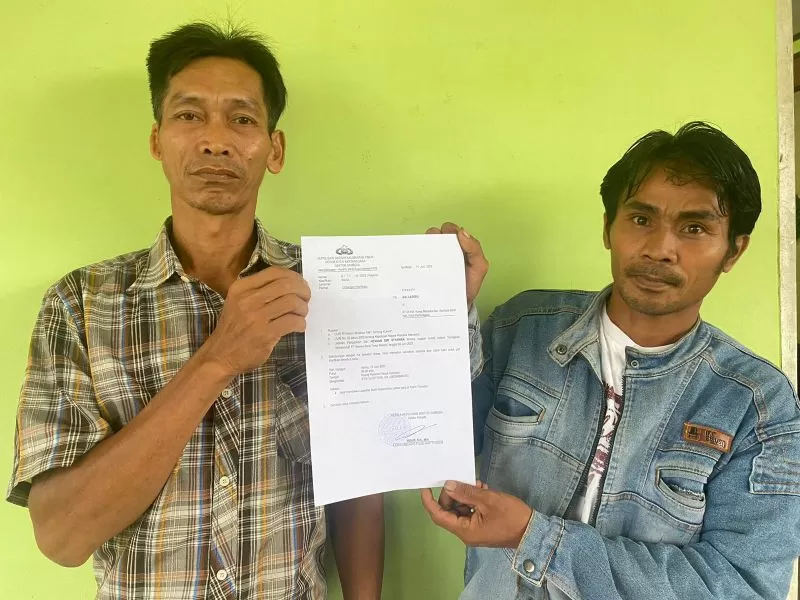 Latepu dan Ahmadi menunjukkan surat pemanggilan dari Polsek Samboja. Selain dua orang ini, ada lima warga lain di RT 04, Karya Merdeka, yang dipanggil polisi karena dilaporkan perusahaan.
 
 
 
 (Foto : Erik Alfian/Prokal.co)