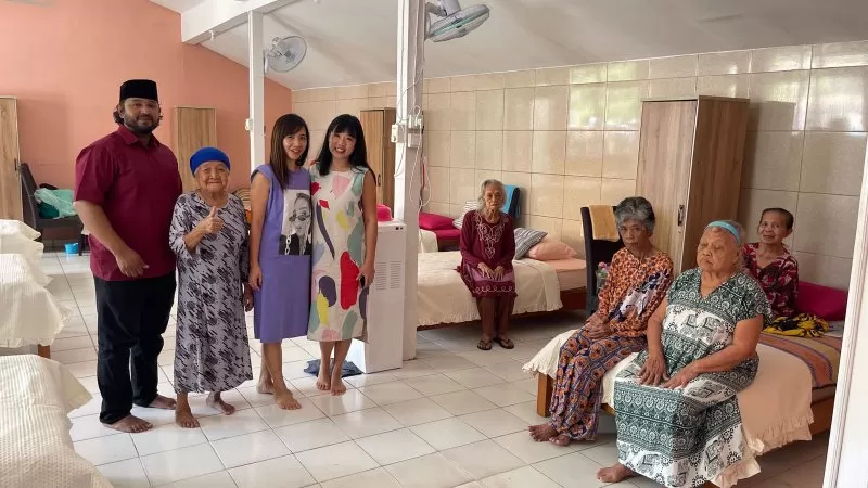 Bersama para lansia, Lala Lee (empat kiri) Diana Novita (tiga kiri) dan Joko Sumitro (kiri) menunjukkan kondisi terbaru salah satu ruangan yang ada di Panti Jompo Bhakti Abadi.
