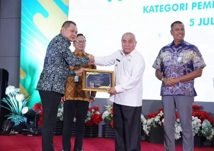 KESELAMATAN PEKERJA: Bupati Paser Fahmi Fadli menerima penghargaan berkat lindungi kesehatan keselamatan kerja pekerja rentan di Paser, momen di Samarinda, Rabu 5 Juli 2023.