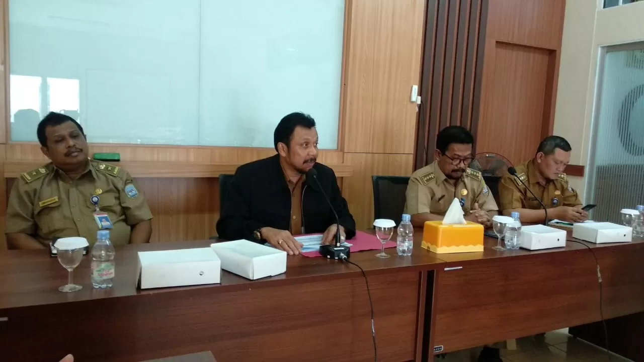 EVALUASI TAHUNAN: Kepala Disdikbud Kaltara, Sigit Muryono (jas hitam) menerangkan capaian Disdikbud Kaltara selama 2019, Selasa (31/12).