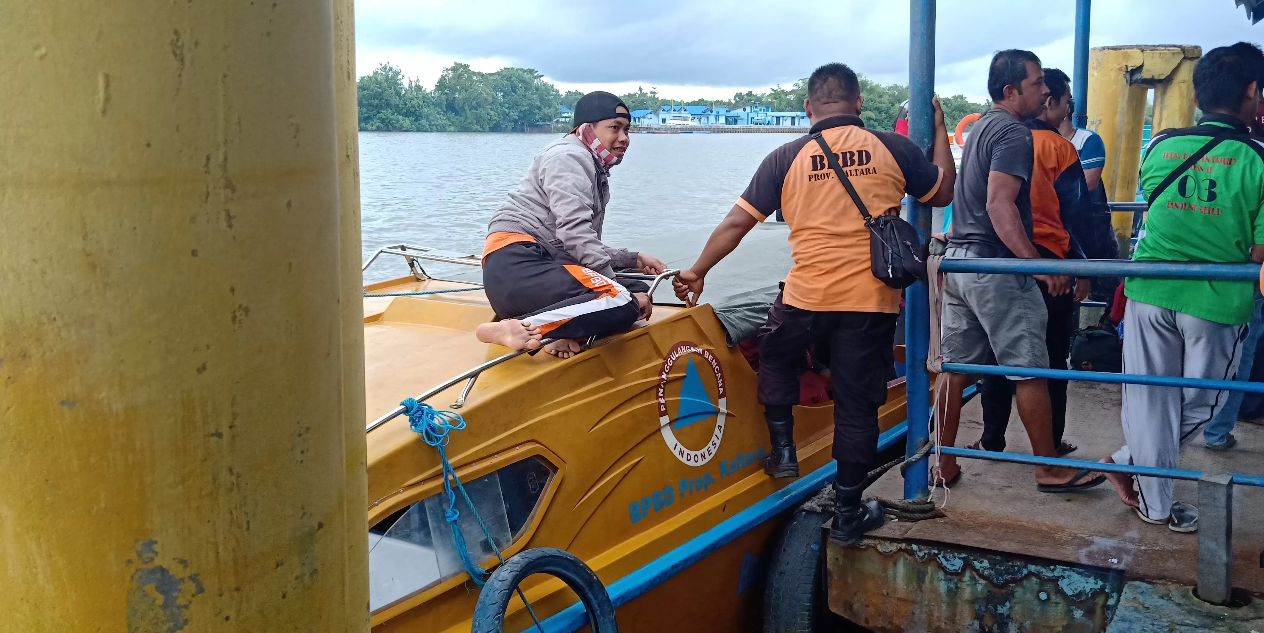 DIPERBANTUKAN: Speedboat milik BPBD Kaltara yang membawa penumpang, dikarenakan tidak beroperasinya speedboat reguler selama dua hari.