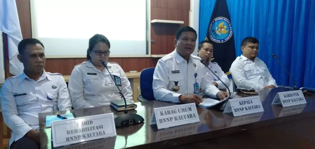 RILIS KASUS: Kepala BNNP Kaltara, Brigjen Pol Herry Dahana (tengah) saat merilis sejumlah kasus di tahun 2019, Senin (6/1) lalu.