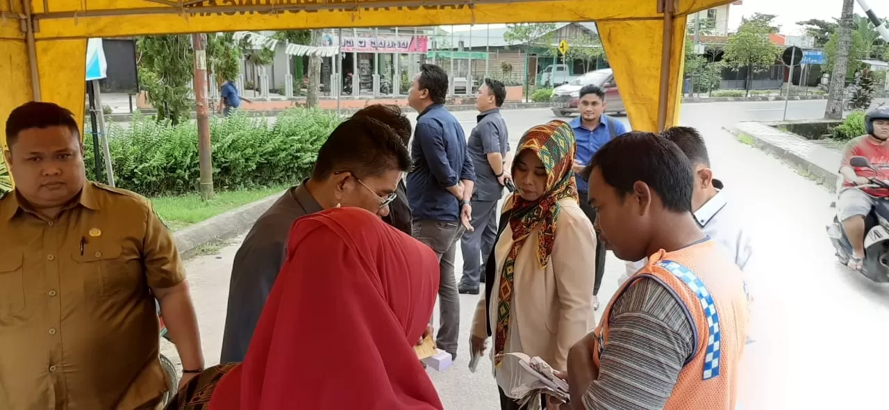 RETRIBUSI: DPRD Bulungan sidak pintu masuk Pasar Induk Tanjung Selor, kemarin (7/1).