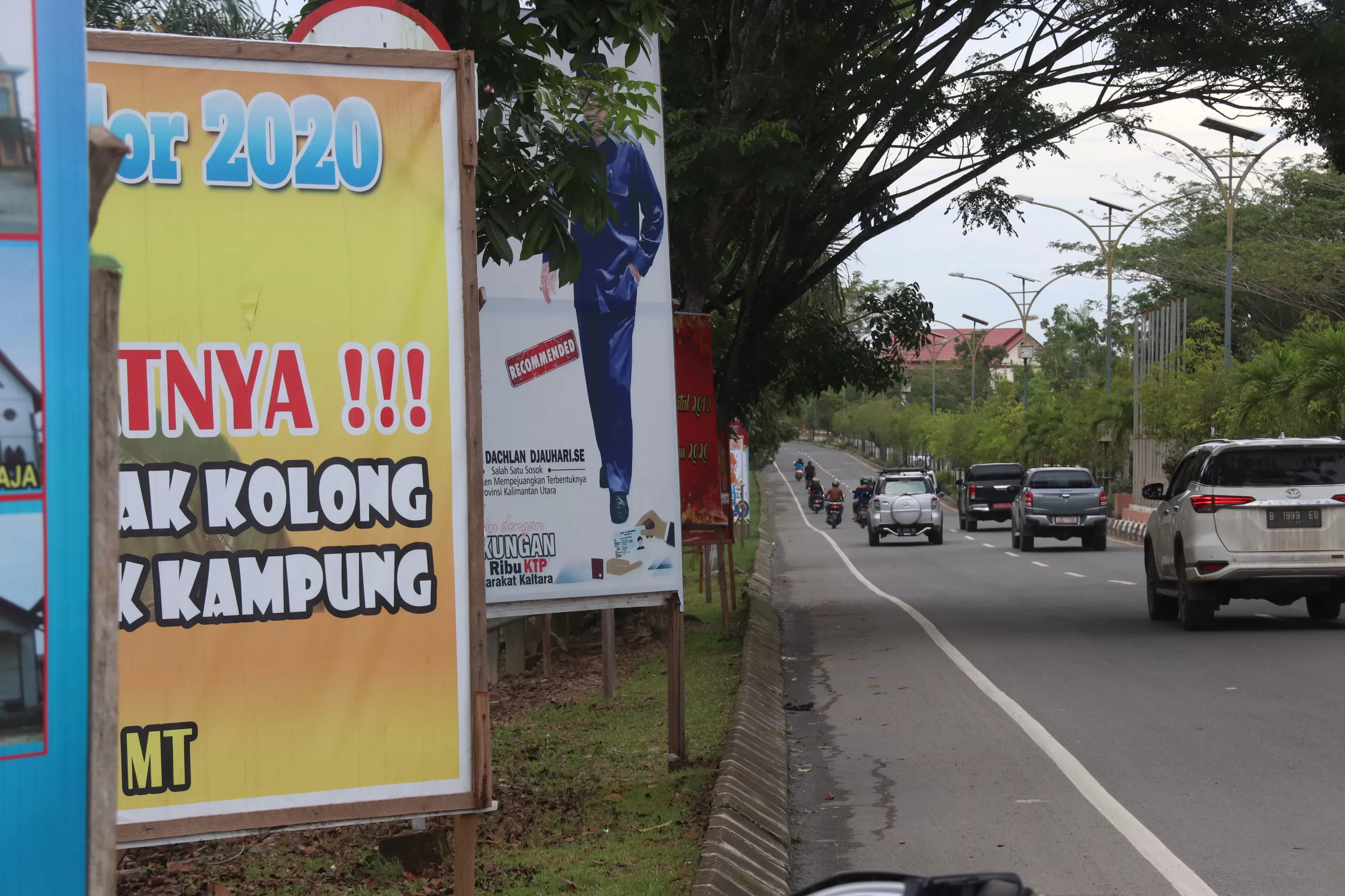 BELUM WAKTUNYA: Sejumlah baliho kampanye sudah terpasang di sejumlah titik lokasi di Tanjung Selor, seperti Jalan Sengkawit dan Jalan Katamso, Jumat (10/1)