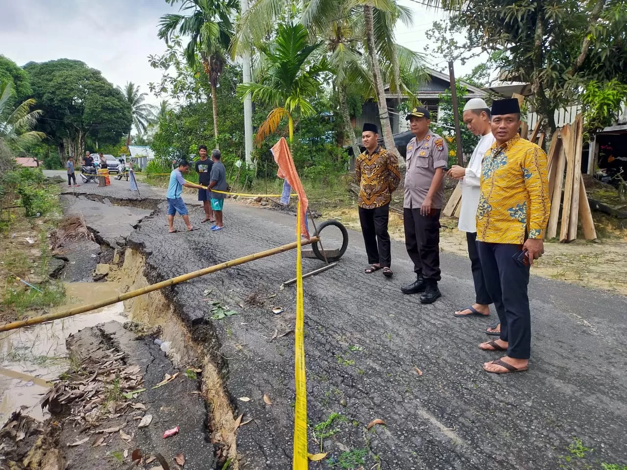DAMPAK LONGSOR: Separuh badan jalan di RT 04 Kelurahan Mamburungan Timur, rusak.