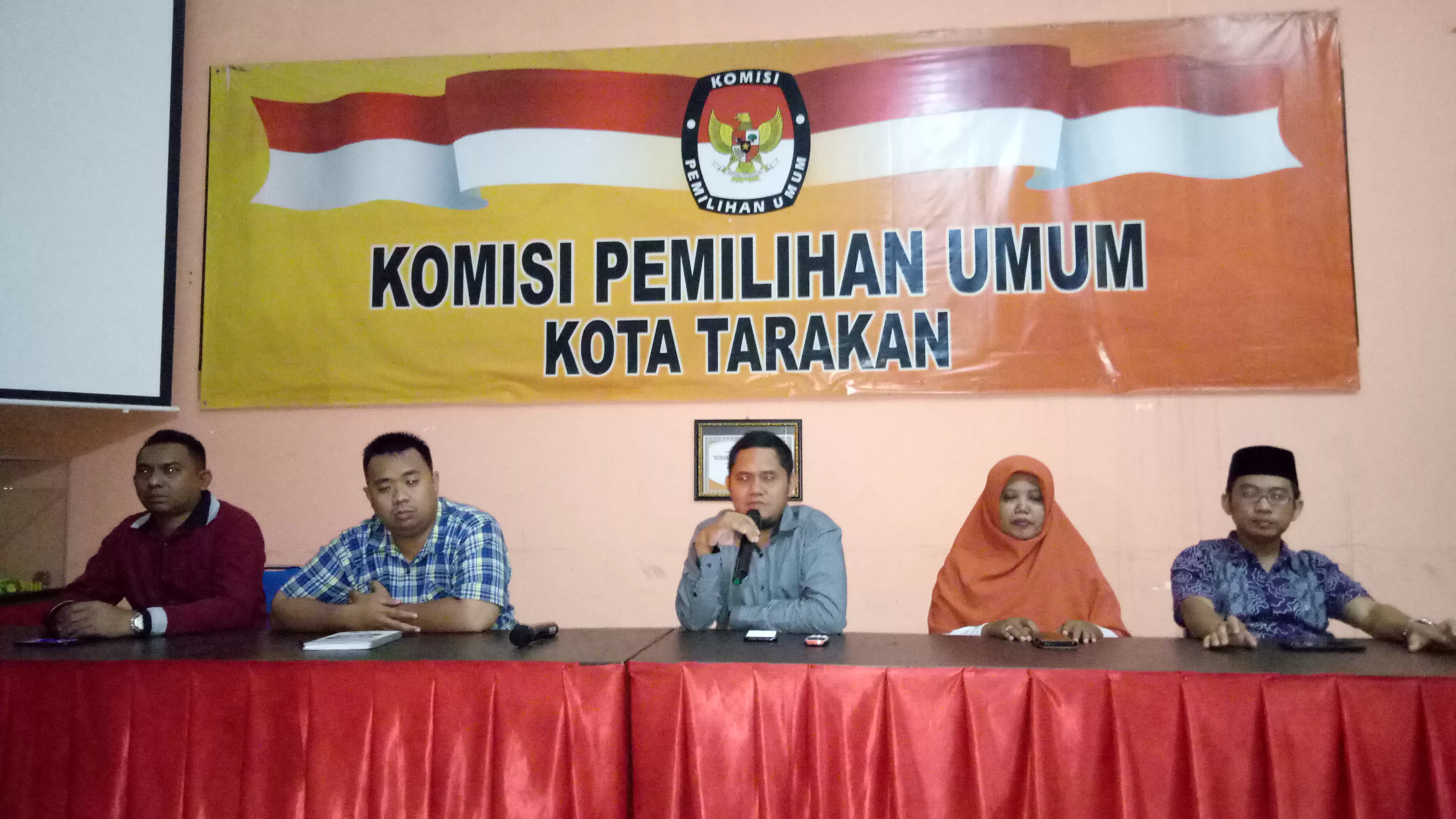 DIMULAI: Komisioner KPU Tarakan melakukan konferensi pers terkait dibuka perekrutan PPK, Selasa (14/1).