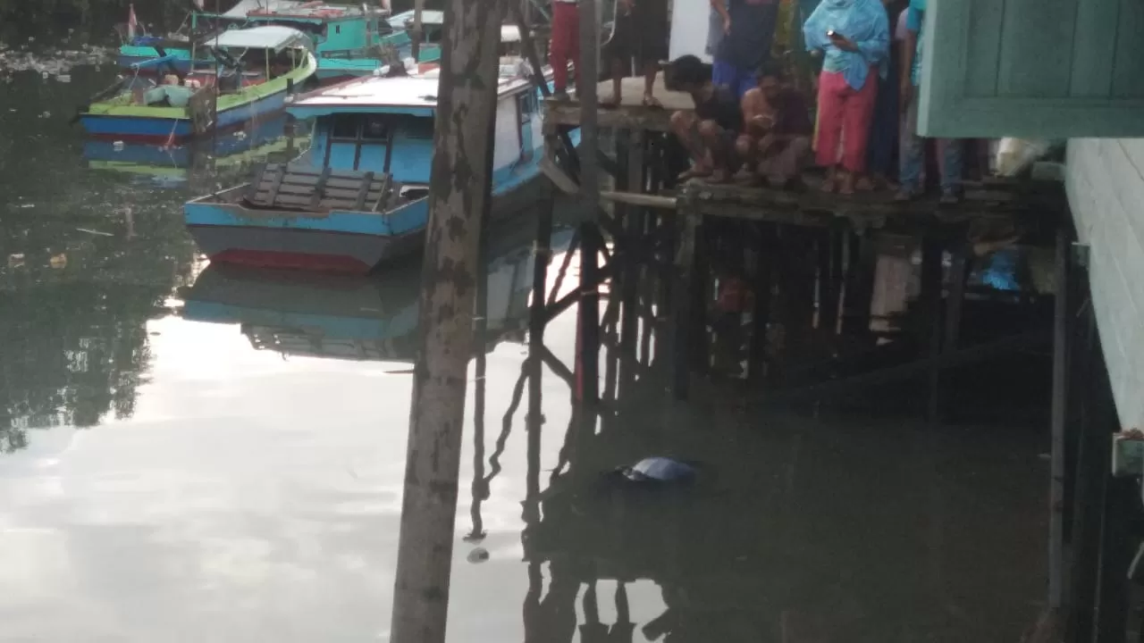 PENEMUAN MAYAT: Jenazah Hadi Domain yang ditemukan mengapung di Sungai RT 17 Gang Tudai, Kelurahan Lingkas Ujung, Kecamatan Tarakan Timur, Selasa (14/1)
