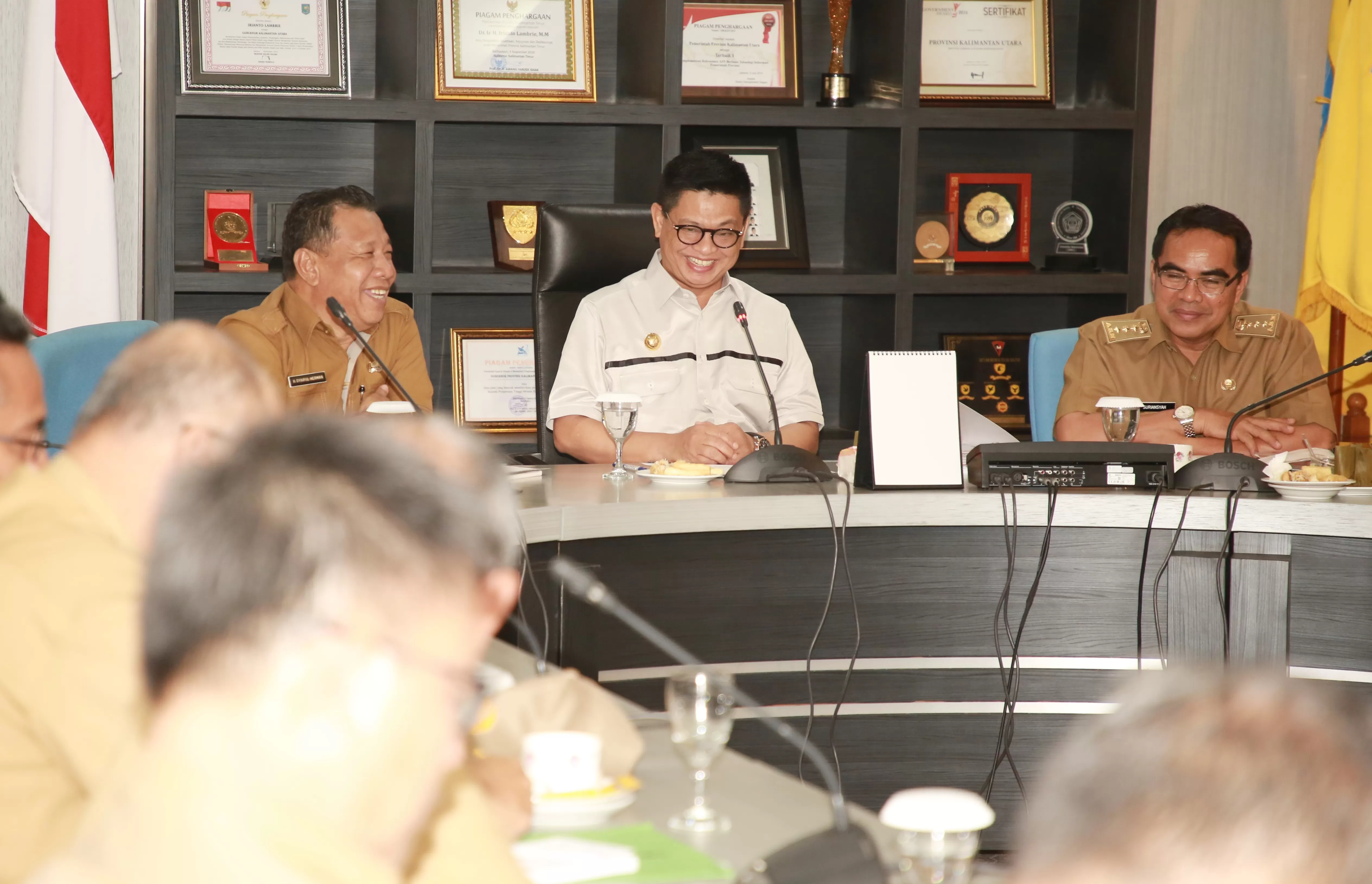 RAPAT STAF: Gubernur Kaltara, Dr H Irianto Lambrie saat memimpin rapat staf dengan para kepala OPD untuk yang pertama kali di tahun 2020, Selasa (14/1).