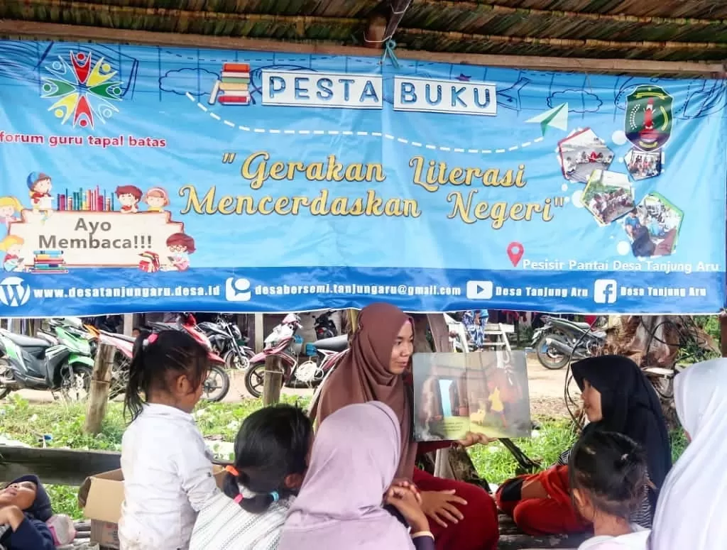 RELAWAN: Hikmah Wahyuni Nasution, relawan Forum Guru Tapal Batas (FGTB) membacakan buku cerita kepada anak diperbatasan Indonesia-Malaysia, Kabupaten Nunukan, Kalimantan Utara (Kaltara).