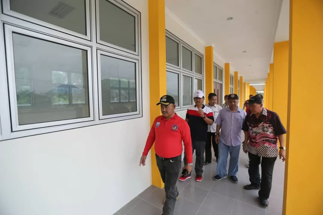 INFRASTRUKTUR SEKOLAH: Wali Kota Tarakan Khairul bersama jajarannya meninjau gedung baru SDN 032 Pantai Amal yang baru selesai bangun, Minggu (5/1) lalu.