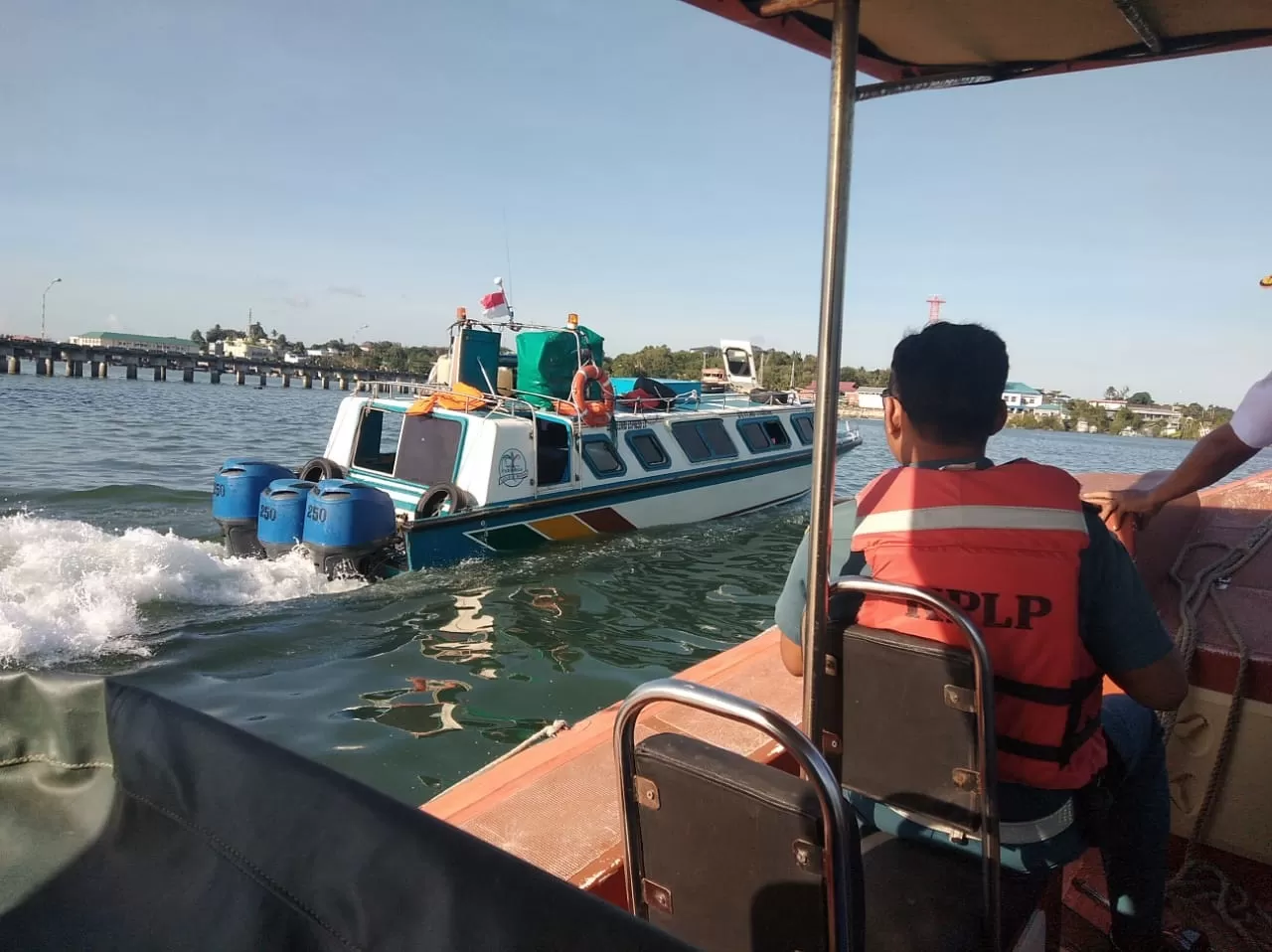 KECELAKAAN LAUT: Speedboat SB Malinau Express mengalami keretakkan pada lambung kanan karena menabrak batang, Senin (20/1).