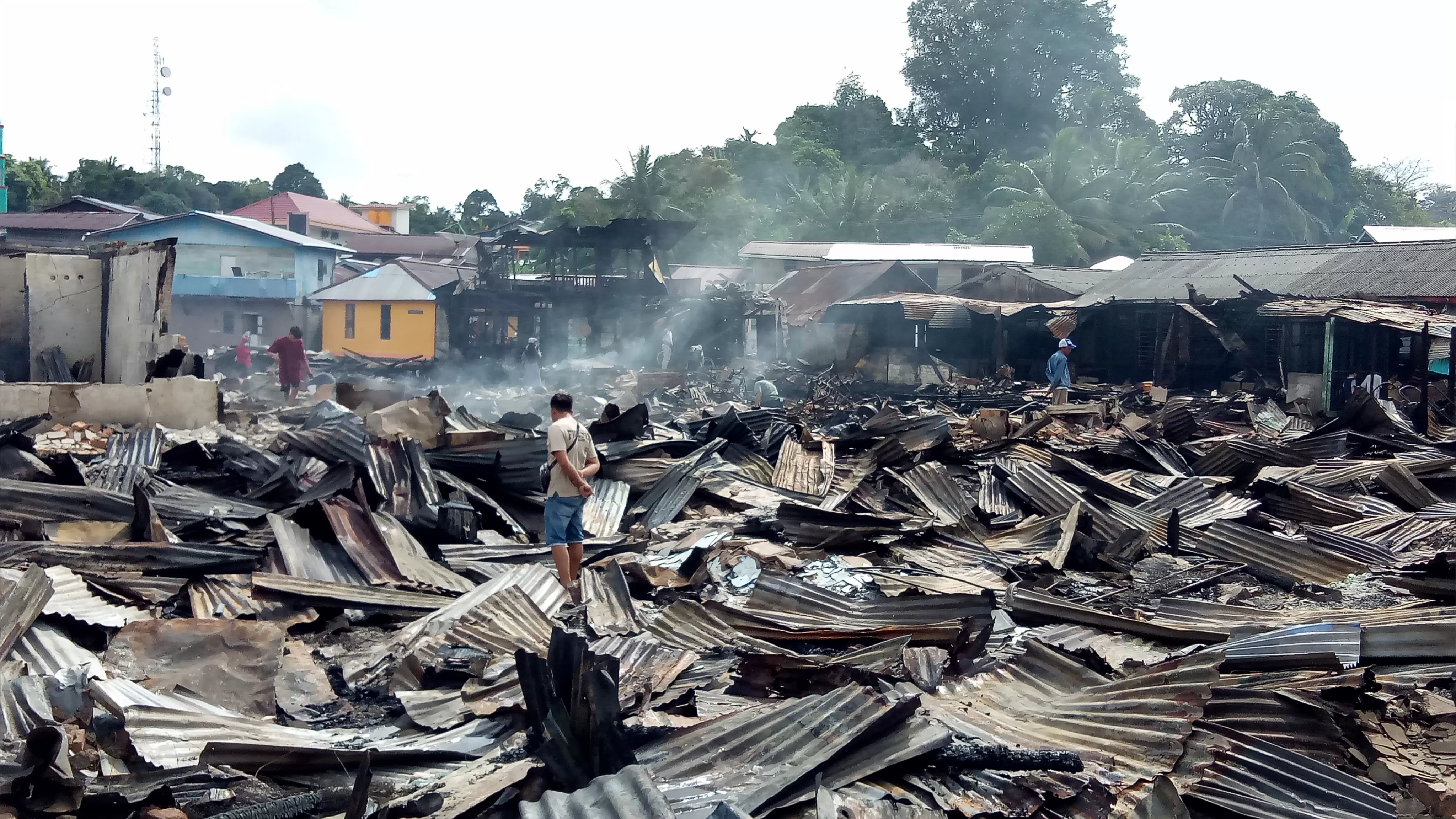 SISA PUING: Kondisi Pasar Batu Tarakan pasca terjadinya kebakaran yang menghanguskan ratusan rumah dan kios milik warga.