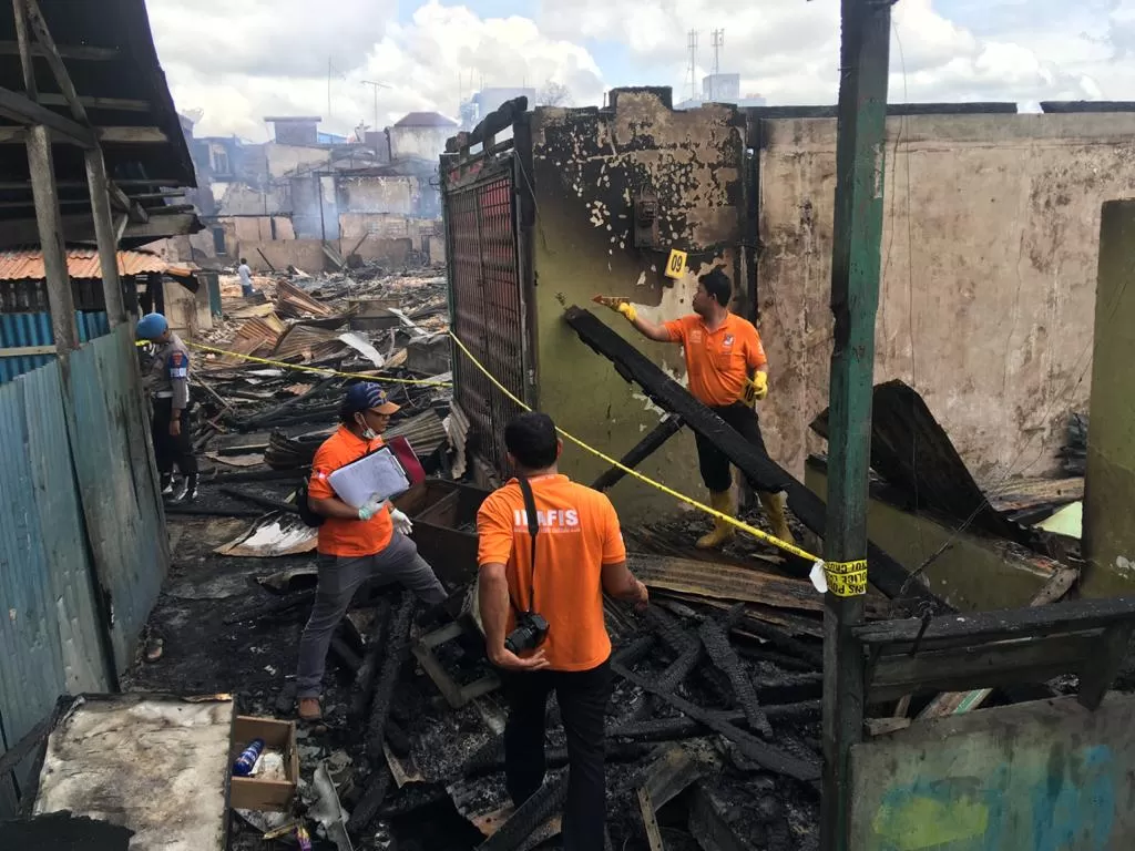 OLAH TKP: Tim Identifikasi Polres Tarakan melakukan olah TKP untuk mengetahui penyebab kebakaran yang menghabiskan ratusan rumah dan toko di Pasar Batu, Kelurahan Sebengkok.