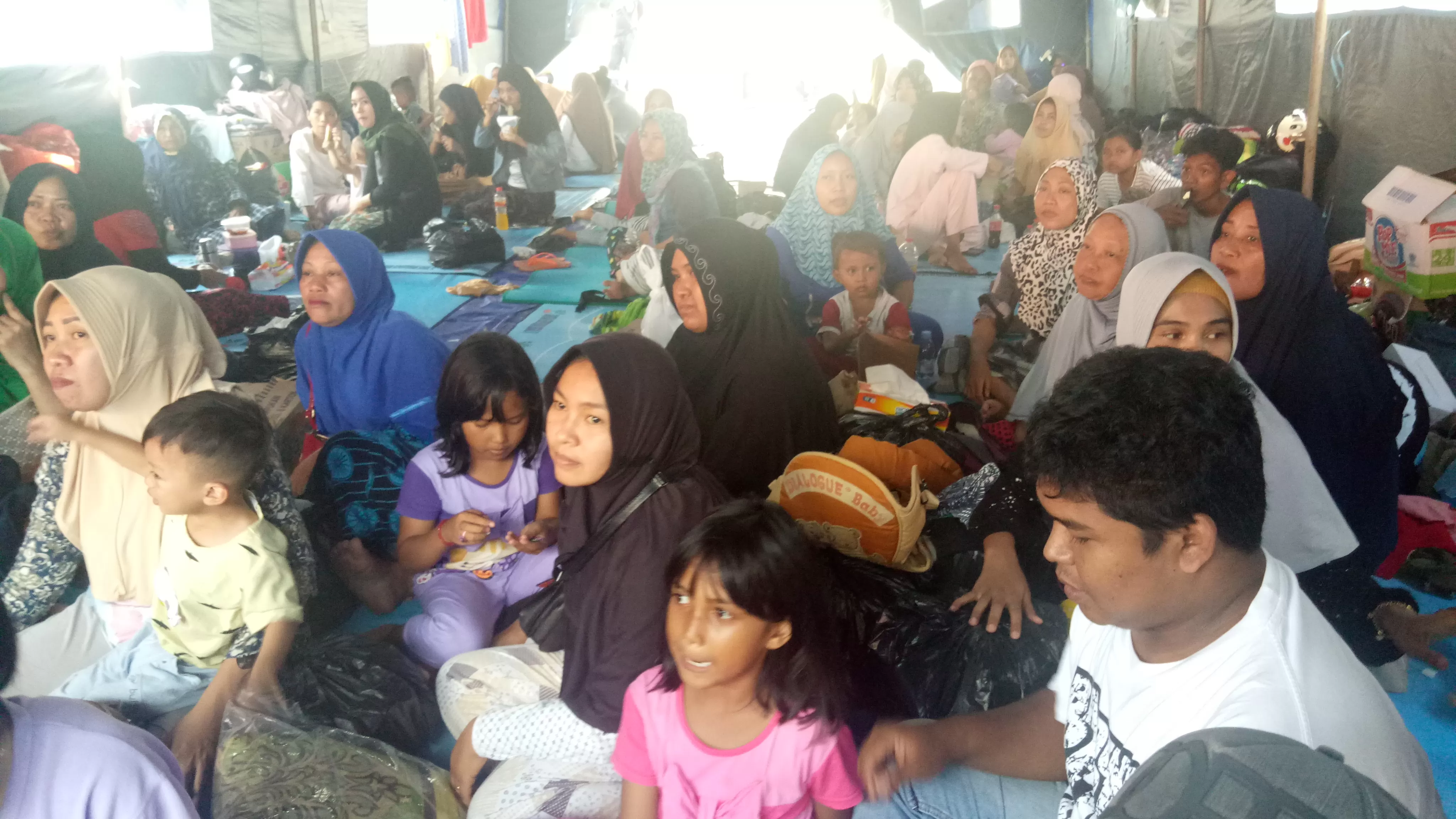 BUTUH BANTUAN: Korban kebakaran Pasar Batu memenuhi tenda pengungsian di posko tanggap darurat, Rabu (22/1).