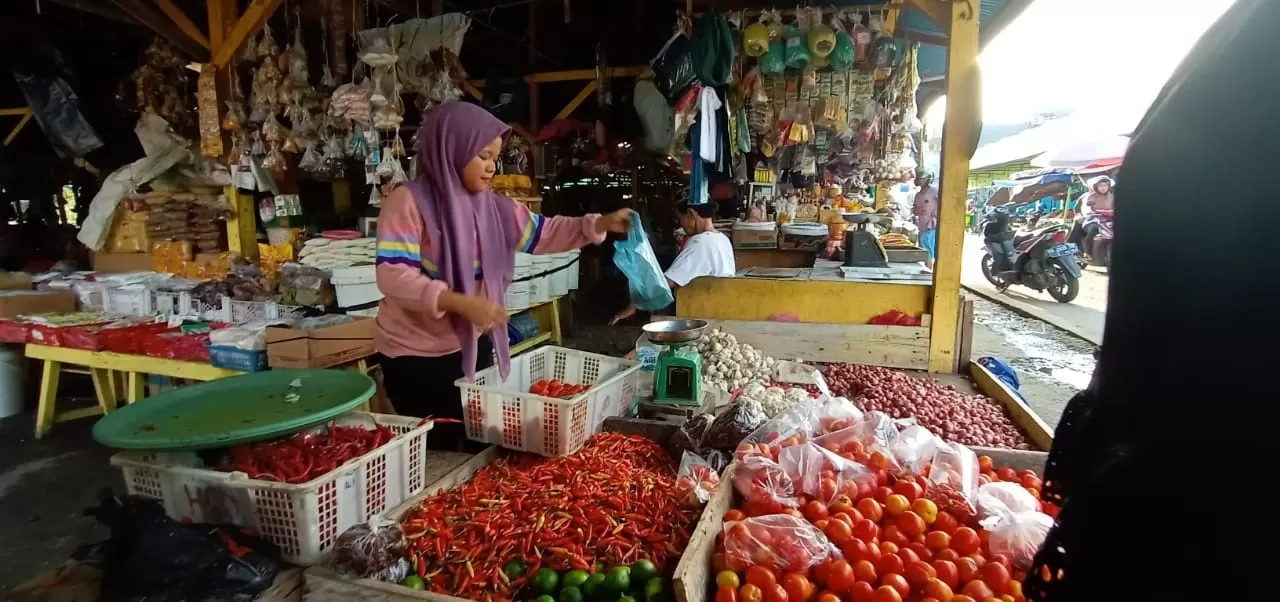 KENAIKAN HARGA: Jelang perayaan Imlek, harga bawang dan sayur alami kenaikan di beberapa pasar di Tarakan, Kamis (23/01).(foto septian)