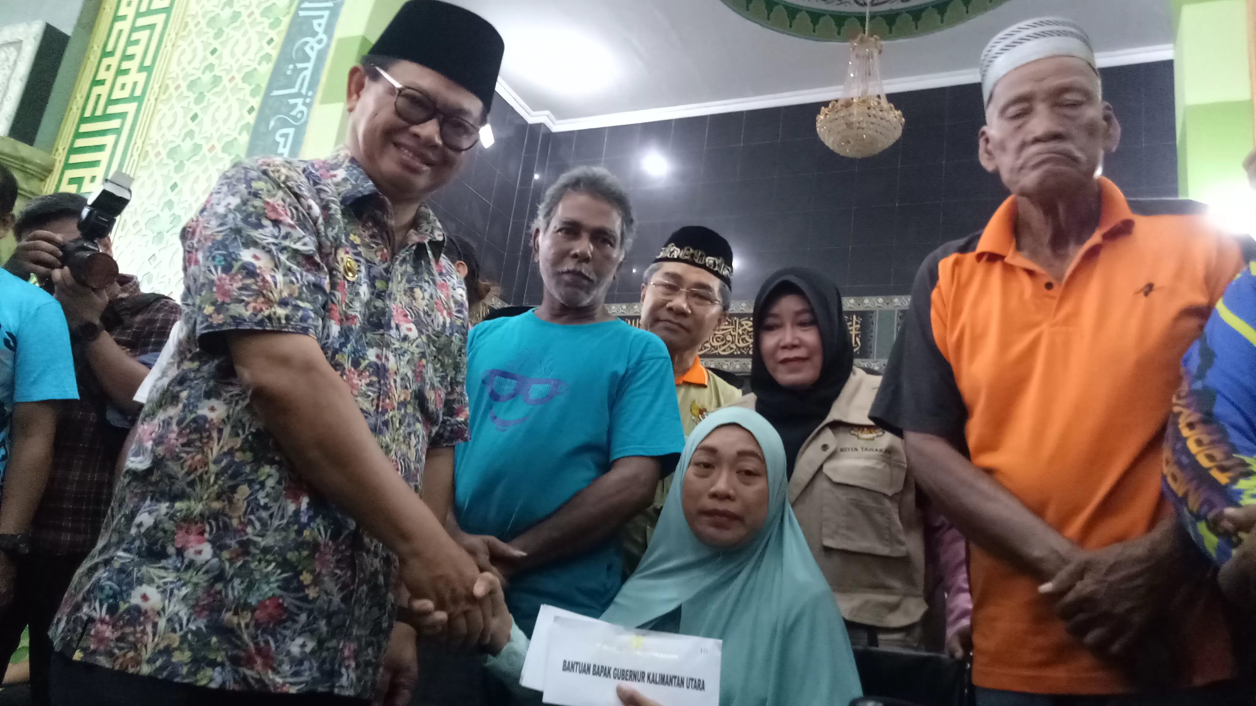 PEDULI KORBAN KEBAKARAN: Gubernur Kalimantan Utara Irianto Lambrie menyerahkan bantuan uang tunai kepada korban kebakaran di Masjid At-Taqwa, Sabtu (25/1).