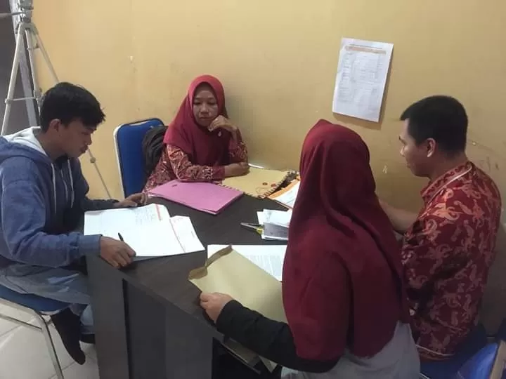 BUKA PEREKRUTAN PPK: Petugas KPU Tarakan melayani calon anggota PPK melakukan pendaftaran.