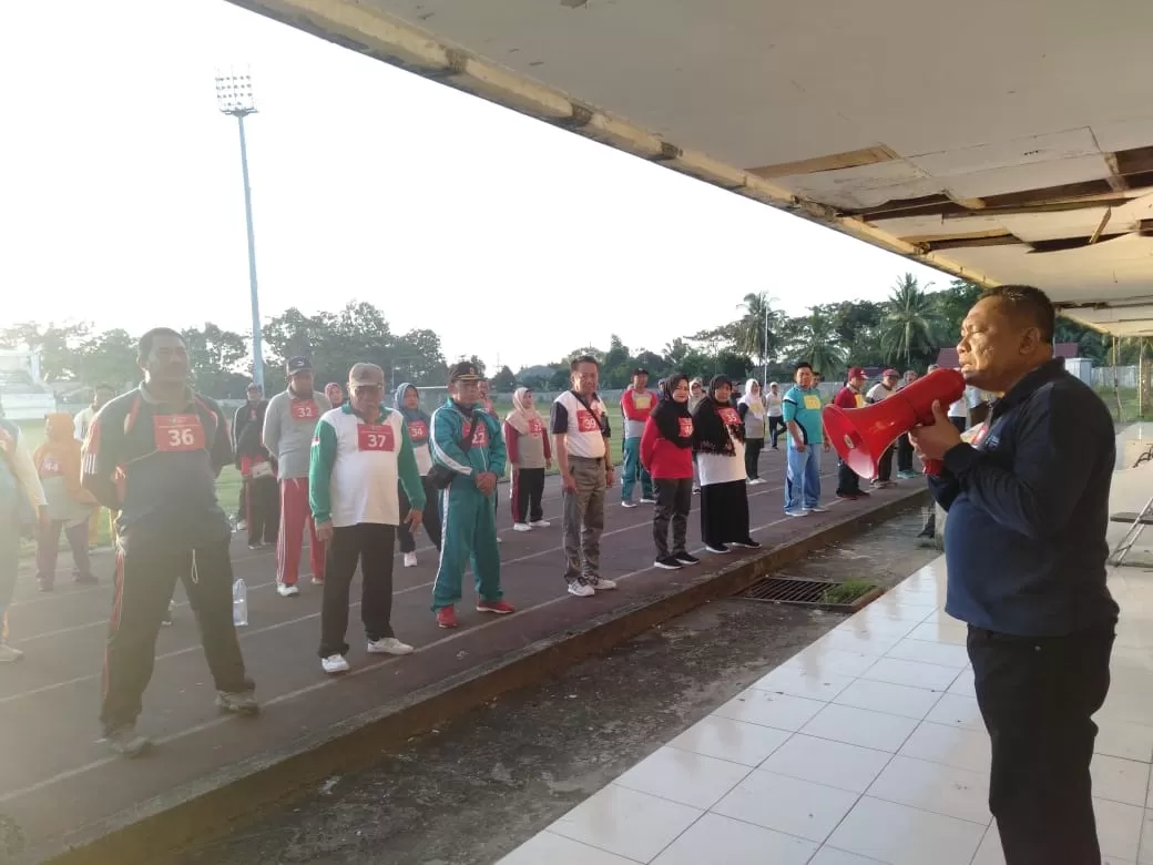 TES KESEHATAN: Calon jamaah haji Bulungan saat melaksanakan rangkaian pemeriksaan kesehatan tahap pertama di Stadion Andi Tjatjok, Tanjung Selor.