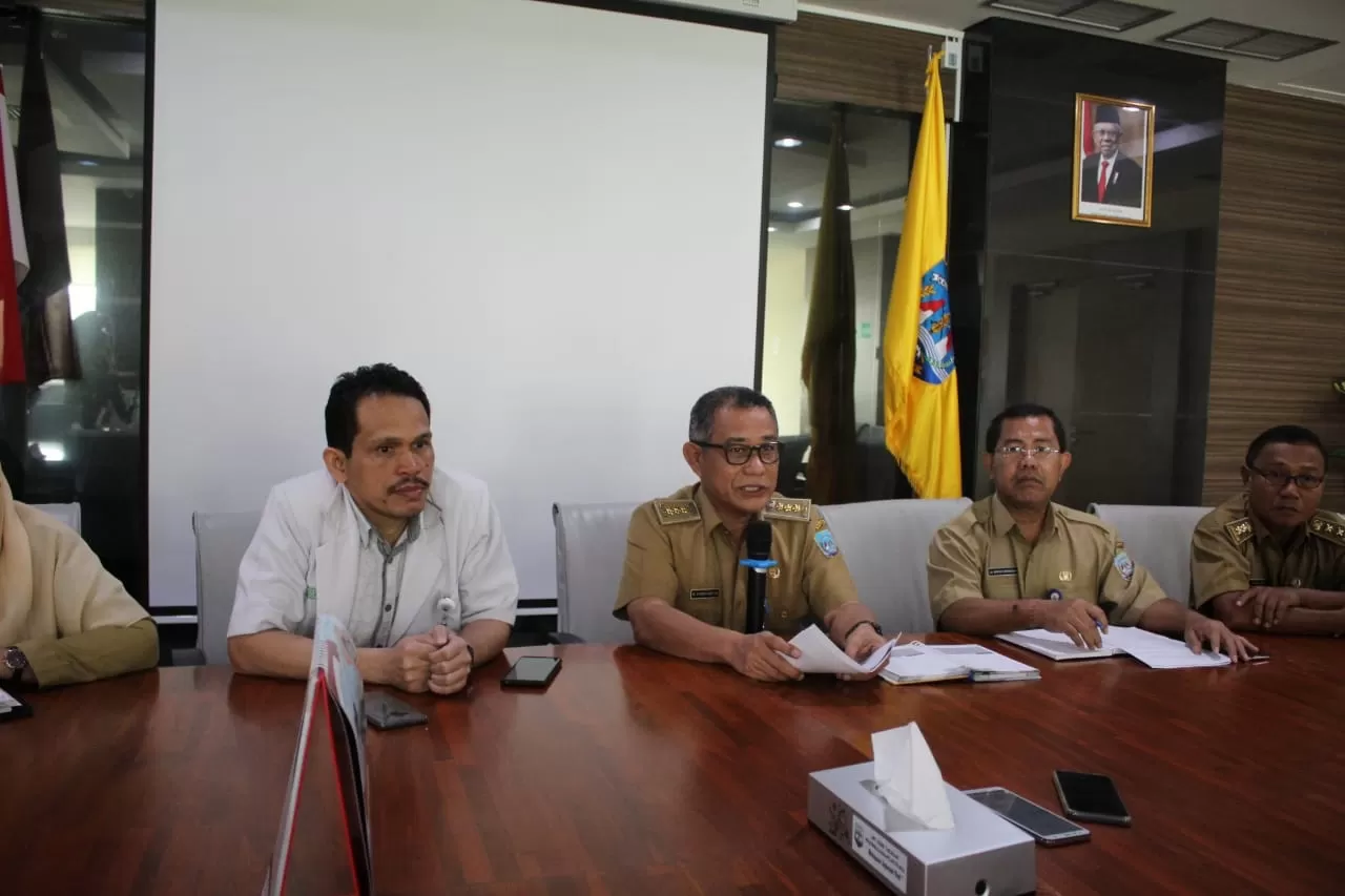 JATUHI SANKSI: Direktur Utama RSUD Tarakan, Hasbi Hasyim (tengah) memberikan klarifikasi adanya dugaan pasien yang terpapar virus Corona, Selasa (28/1).