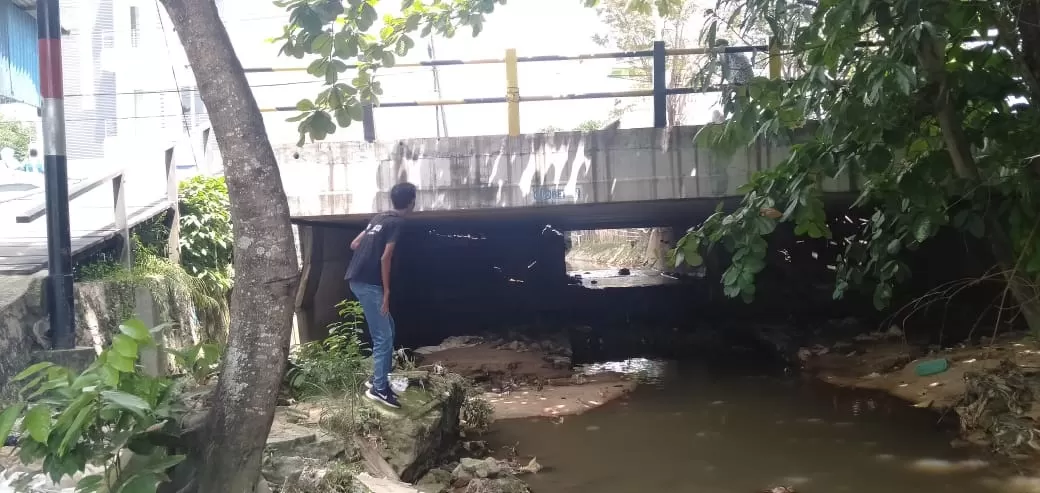 PENANGANAN BANJIR: Salah satu kawasan sungai yang berada di Kelurahan Karang Anyar hingga kini belum dibenahi.