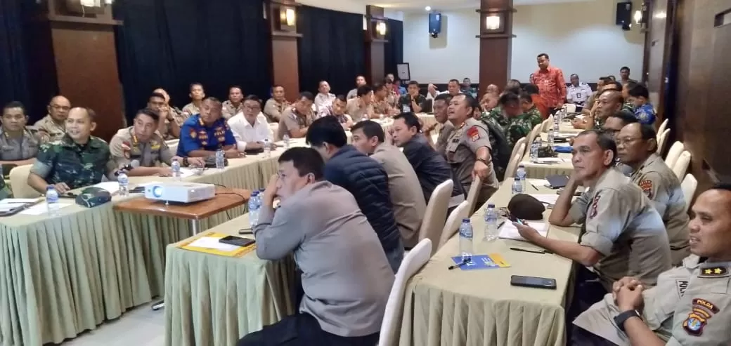 RAPAT BERSAMA: Personel TNI/Polri dan Forkopimda di Kaltara melakukan rapat bersama untuk kesiapan kedatangan Panglima TNI dan Kapolri.