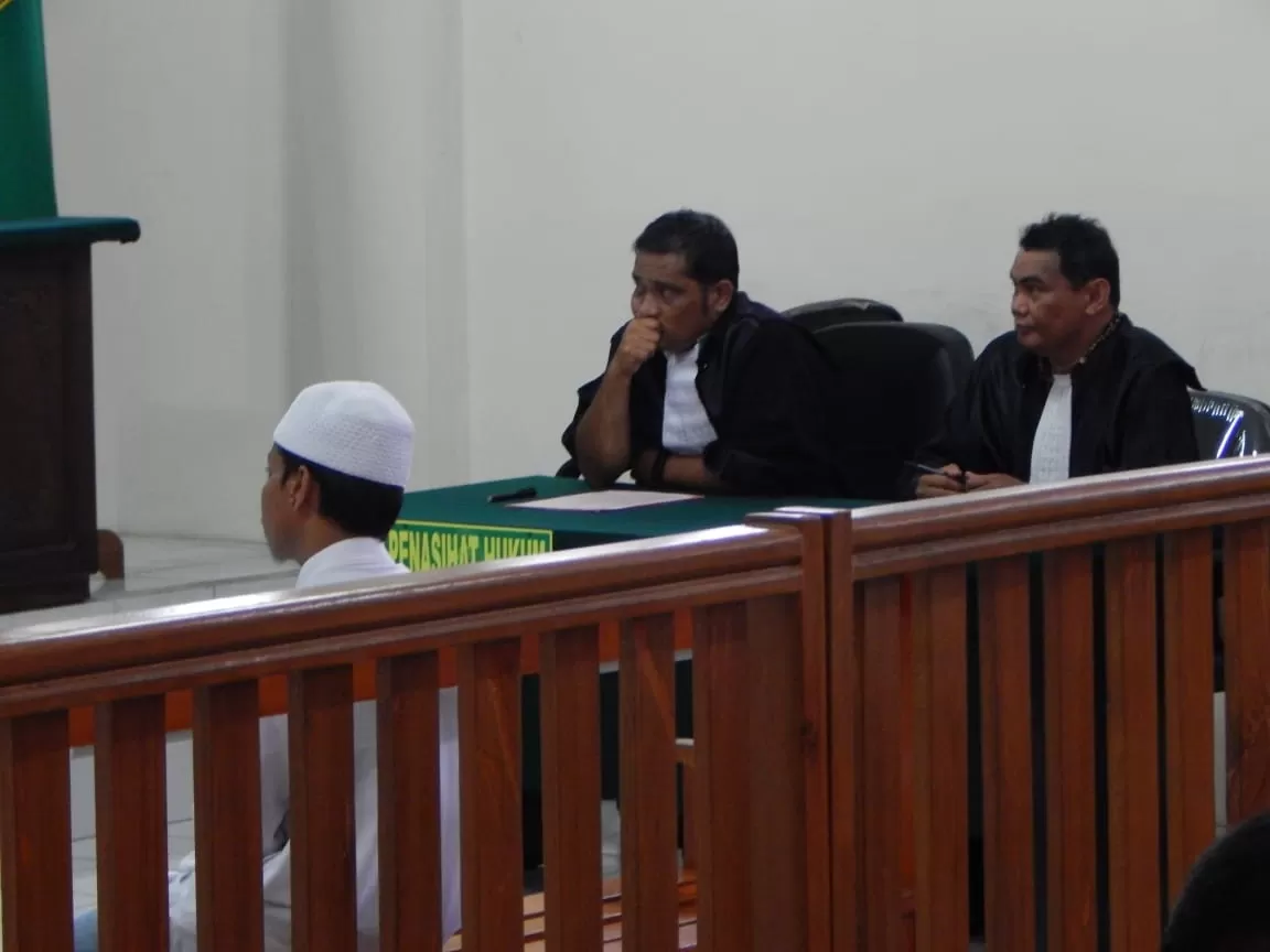 SIDANG TUNTUTAN: Andri (putih) dituntut 15 tahun penjara oleh Majelis Hakim Pengadilan Negeri Tarakan, Kamis (30/1).