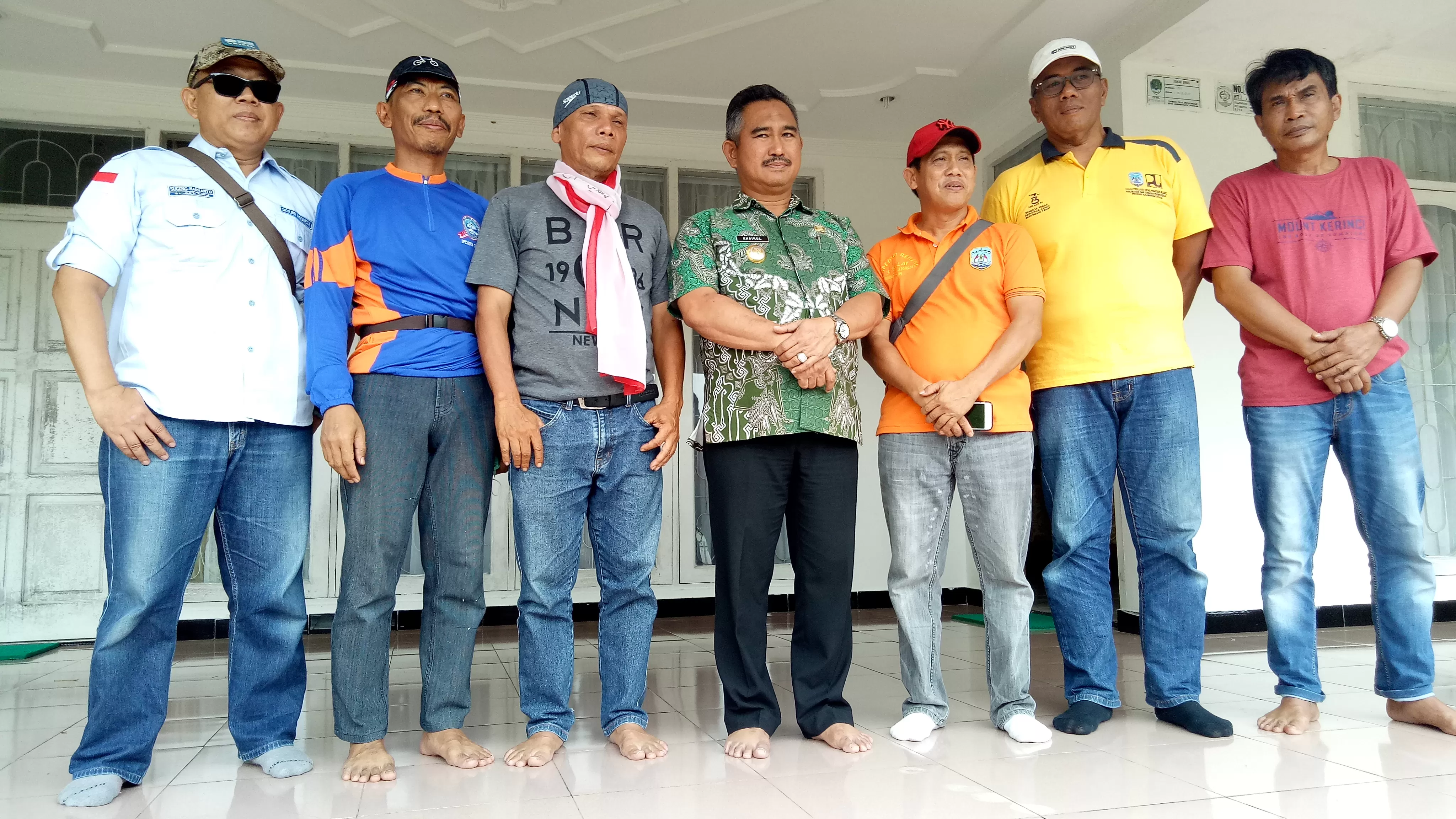 SOWAN: Ibrahim Rusli (tiga dari kiri) dan tim bersama Wali Kota Tarakan, Khairul, sebelum bertolak ke Berau, Jumat (31/1).