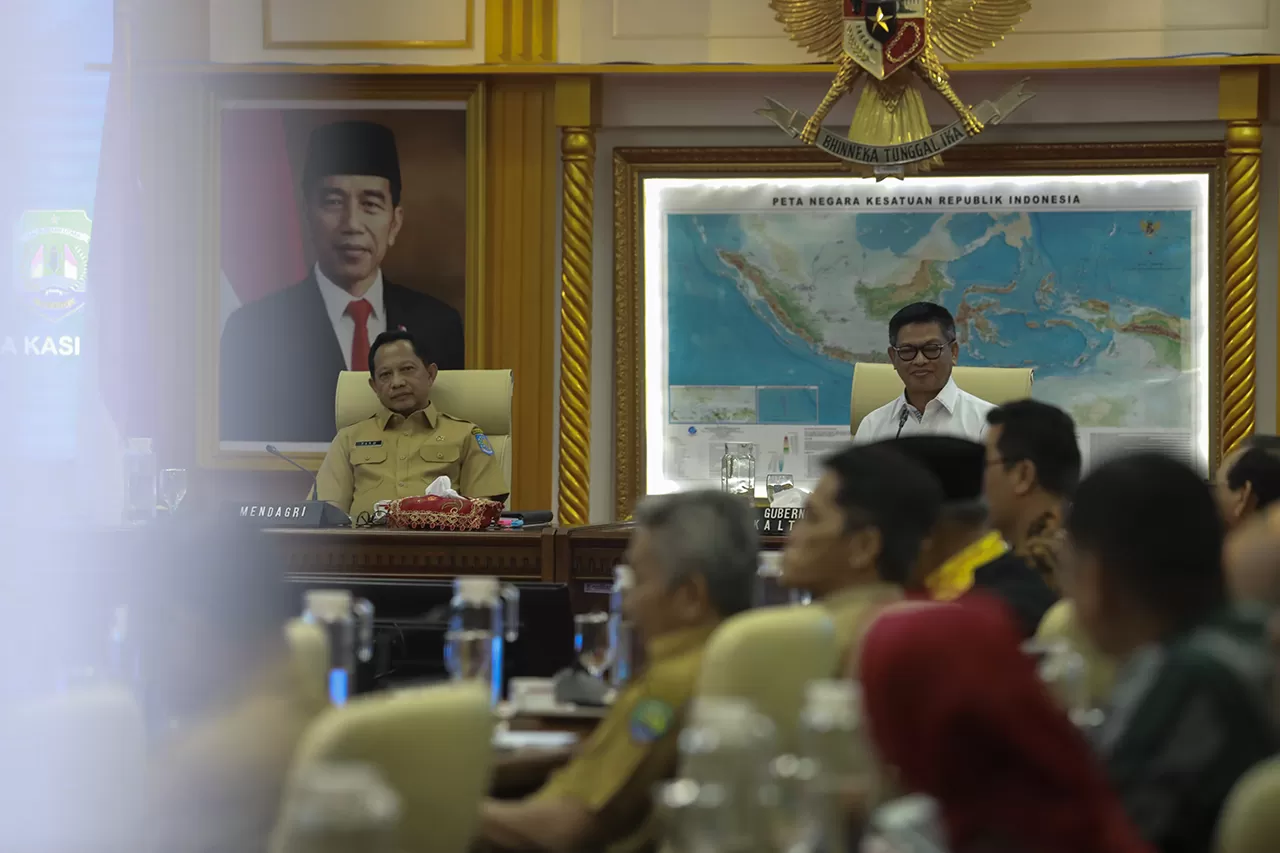 PEMEKARAN: Gubernur Kaltara, Dr H Irianto Lambrie mendampingi Mendagri Tito Karnavian pada audiensi membahas pemekaran DOB Kota Tanjung Selor, Senin (3/2).