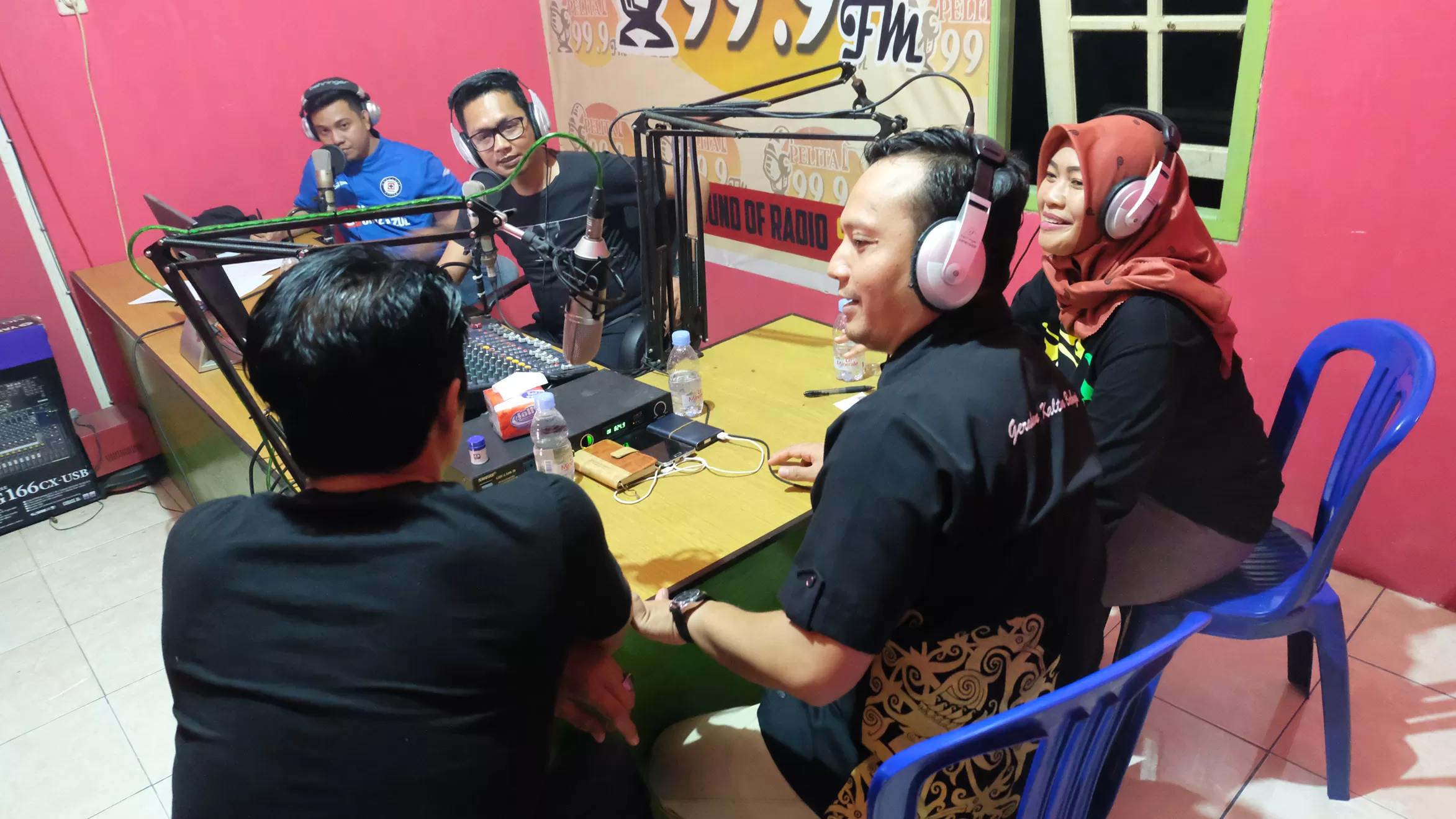 REKASUARA: Program Reka Suara dengan narasumber pengurus Komunitas GKB Kaltara, di Radio Pelita FM, Selasa (5/2).