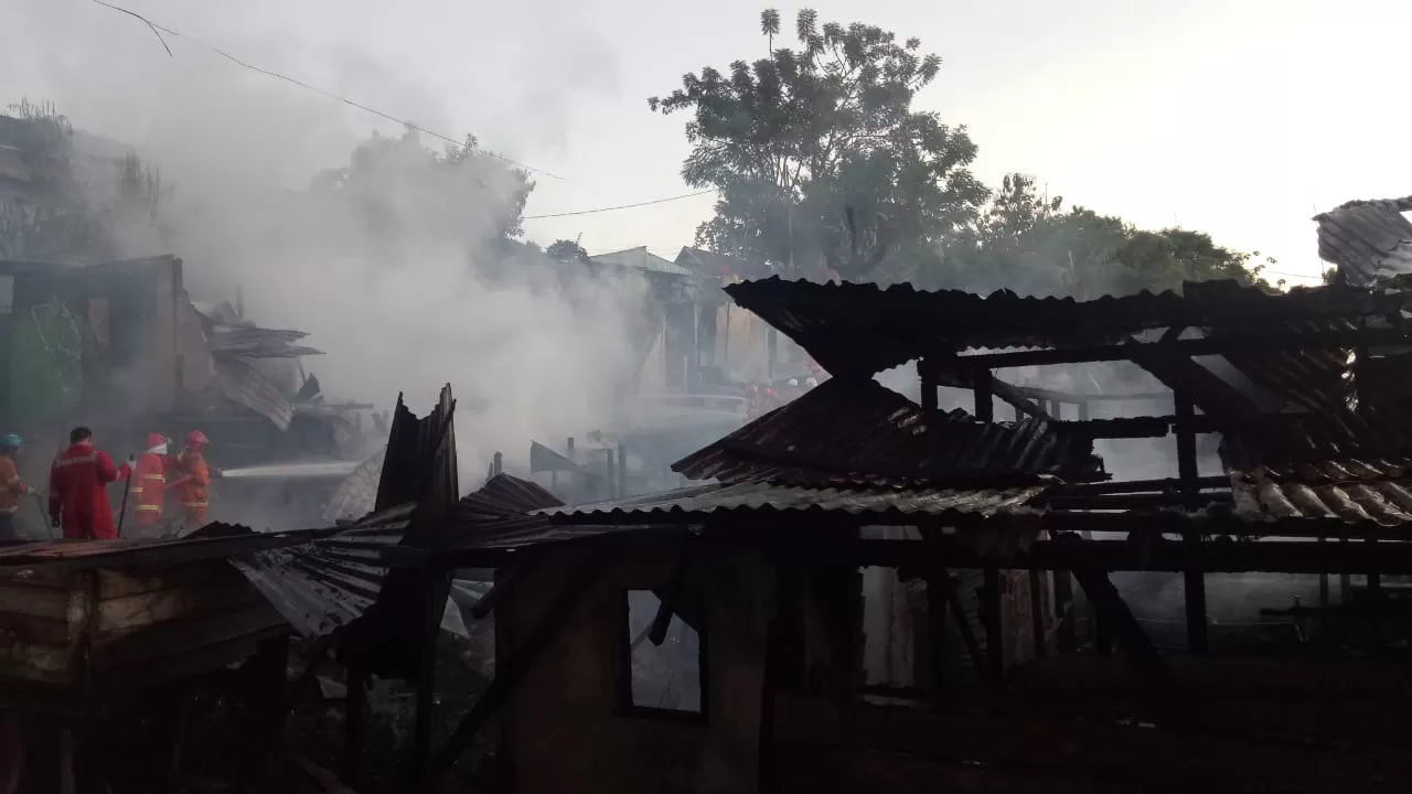 SISA PUING: Rumah warga di Gang Binus RT 13 Kelurahan Lingkas Ujung, Kecamatan Tarakan Timur, jadi arang setelah dilahap api, Jumat pagi (7/2).
