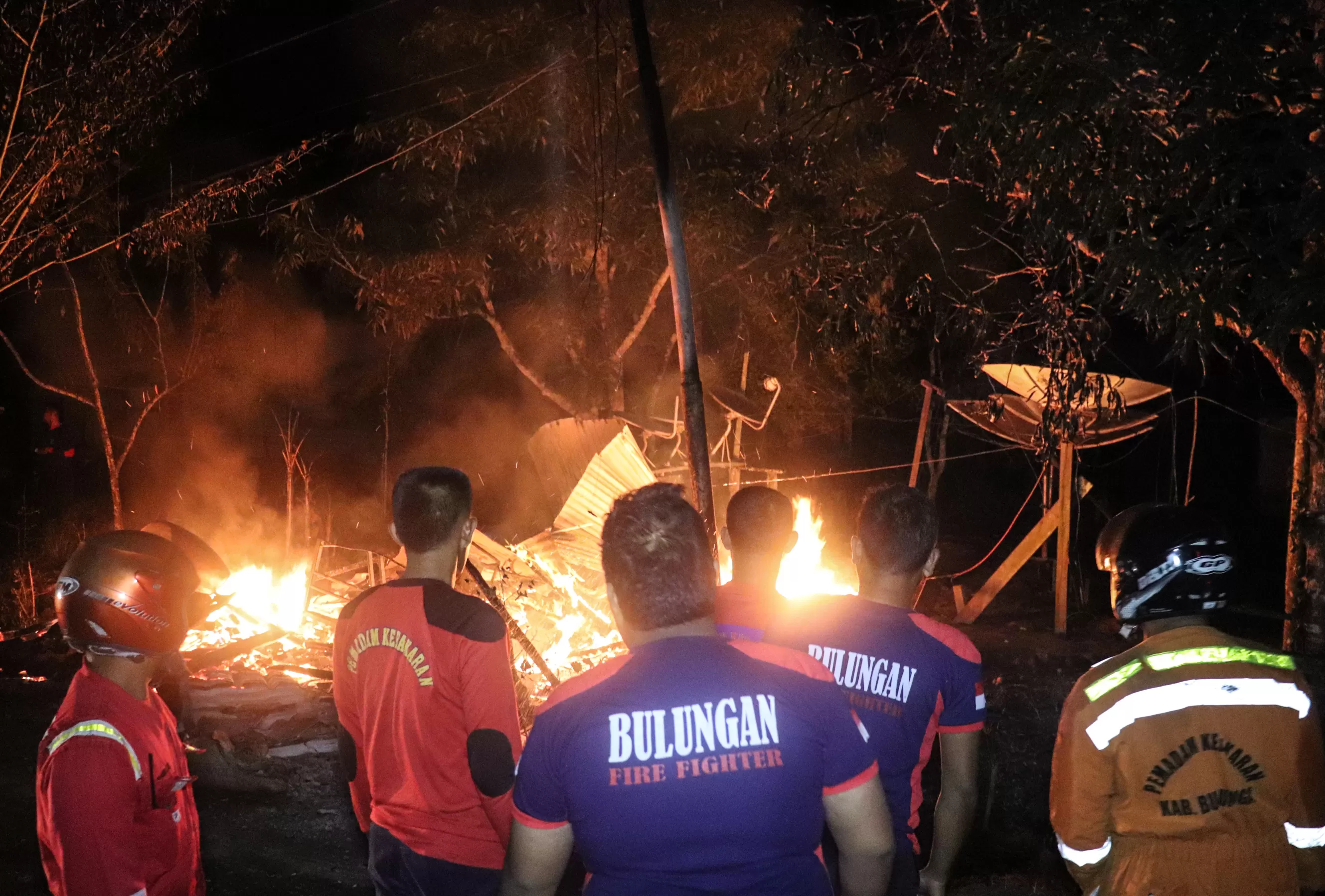 HANGUS: Kebakaran yang terjadi di Kilo 2, Jalur 1, Tanjung Selor, Kamis (6/2) sekira Pukul 04.00 Wita dini hari, menghanguskan sebuah rumah.
