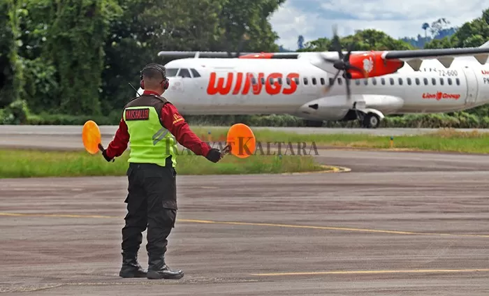 BUTUH BIAYA BESAR: Pemprov Kaltara masih mengupayakan peningkatan lapangan terbang yang ada di Kaltara. (Foto atas/kiri/kanan) Aktivitas penerbangan di Bandara Tanjung Harapan, Tanjung Selor.