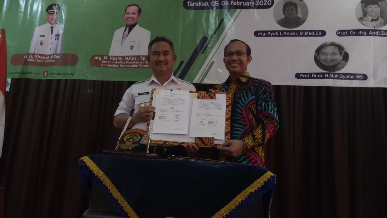 JALIN KERJASAMA: Wali Kota Tarakan, Khairul menandatangani kerjasama dengan Dekan Fakultas Kedokteran Gigi Unhas Makassar drg. Ruslin M.Kes. Sp.BM, belum lama ini.