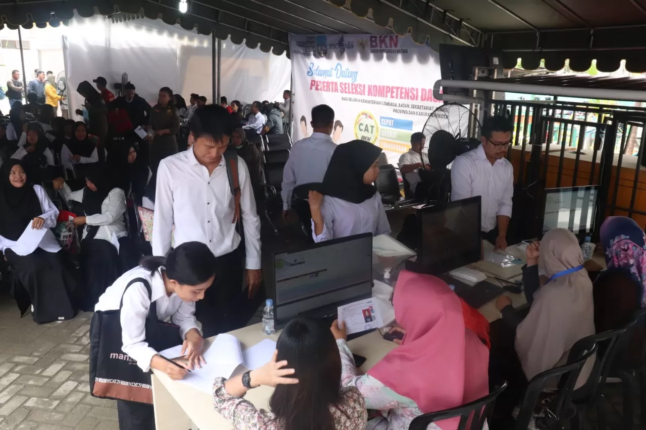 REGISTRASI: Pelamar CPNS yang akan mengikuti tes SKD di Laboratorium CAT di Jalan Durian, Tanjung Selor, kemarin (9/2).