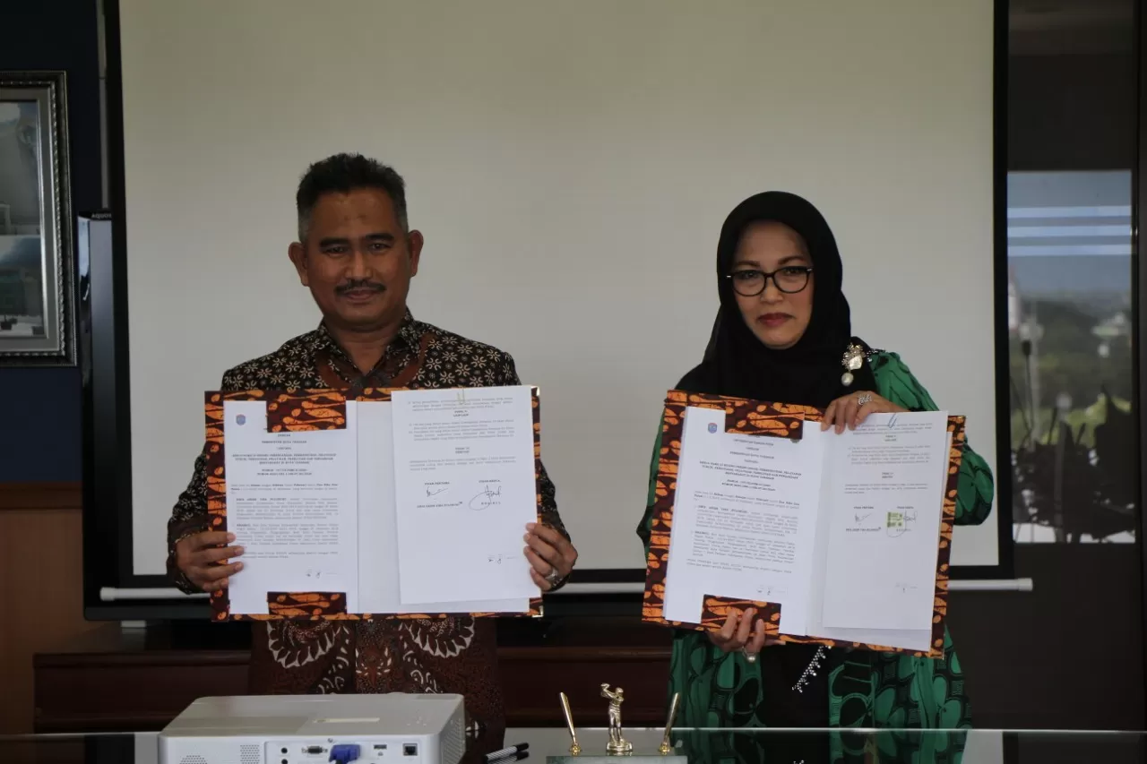 JALIN KERJA SAMA: Wali Kota Tarakan Khairul (kiri) usai menandatangani kerja sama dengan Unhas Makassar, Selasa (11/2).