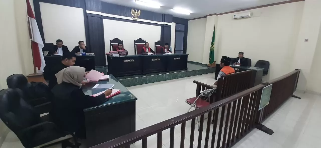 JALANI SIDANG: Terdakwa Achmad Fathoni kasus narkotika menjalani sidang tuntutan di Pengadilan Negeri Tanjung Selor, Rabu (12/2).
