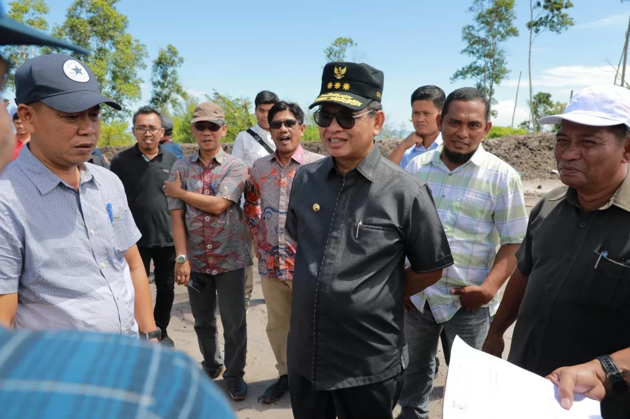 JALAN LINGKAR: Gubernur Kaltara, Dr H Irianto Lambrie saat meninjau progress pembangunan Jalan Lingkar Pulau Bunyu, belum lama ini.