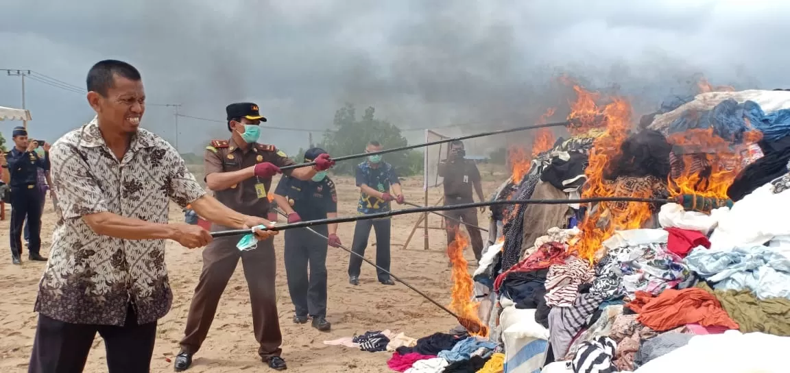 DIMUSNAHKAN: Kejakasaan Negeri Tarakan bersama Bea Cukai melakukan pemusnahan barang bukti berupa pakaian bekas dengan cara dibakar dan ditimbun, Kamis (13/2).