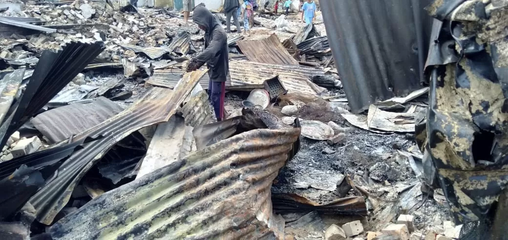 NGAIS REZEKI: Warga mencari puing-puing besi yang bisa dijual kembali pasca kebakaran di Pasar Batu, Kelurahan Sebengkok.