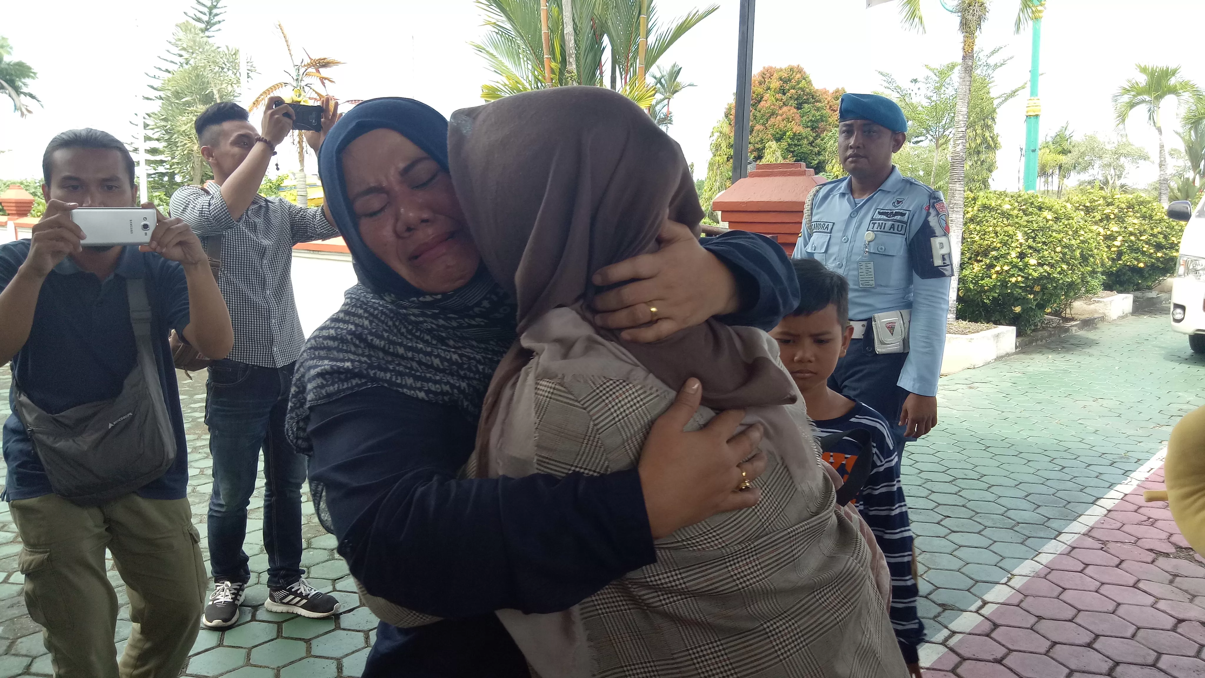LEPAS CEMAS: Incenelia memeluk anaknya, Ince Indira Sabrina Fatimah Ningsih (21), saat tiba di terminal VIP Bandara Juwata Tarakan, Minggu (16/2).