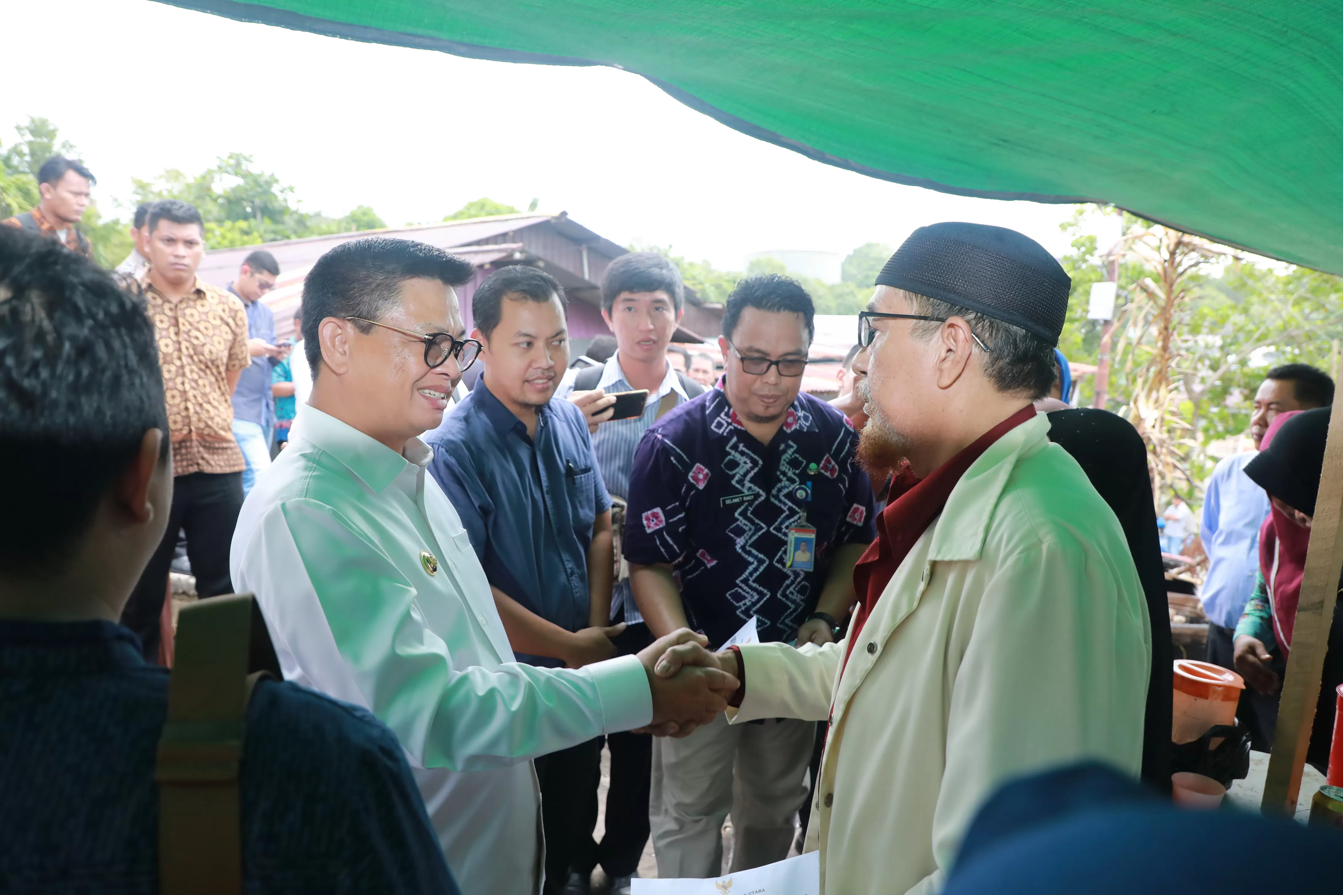 KEPEDULIAN: Gubernur Kaltara, Dr H Irianto Lambrie saat menyalurkan bantuan tunai kepada warga korban dan terdampak kebakaran di Tarakan, Jumat (14/2) siang.